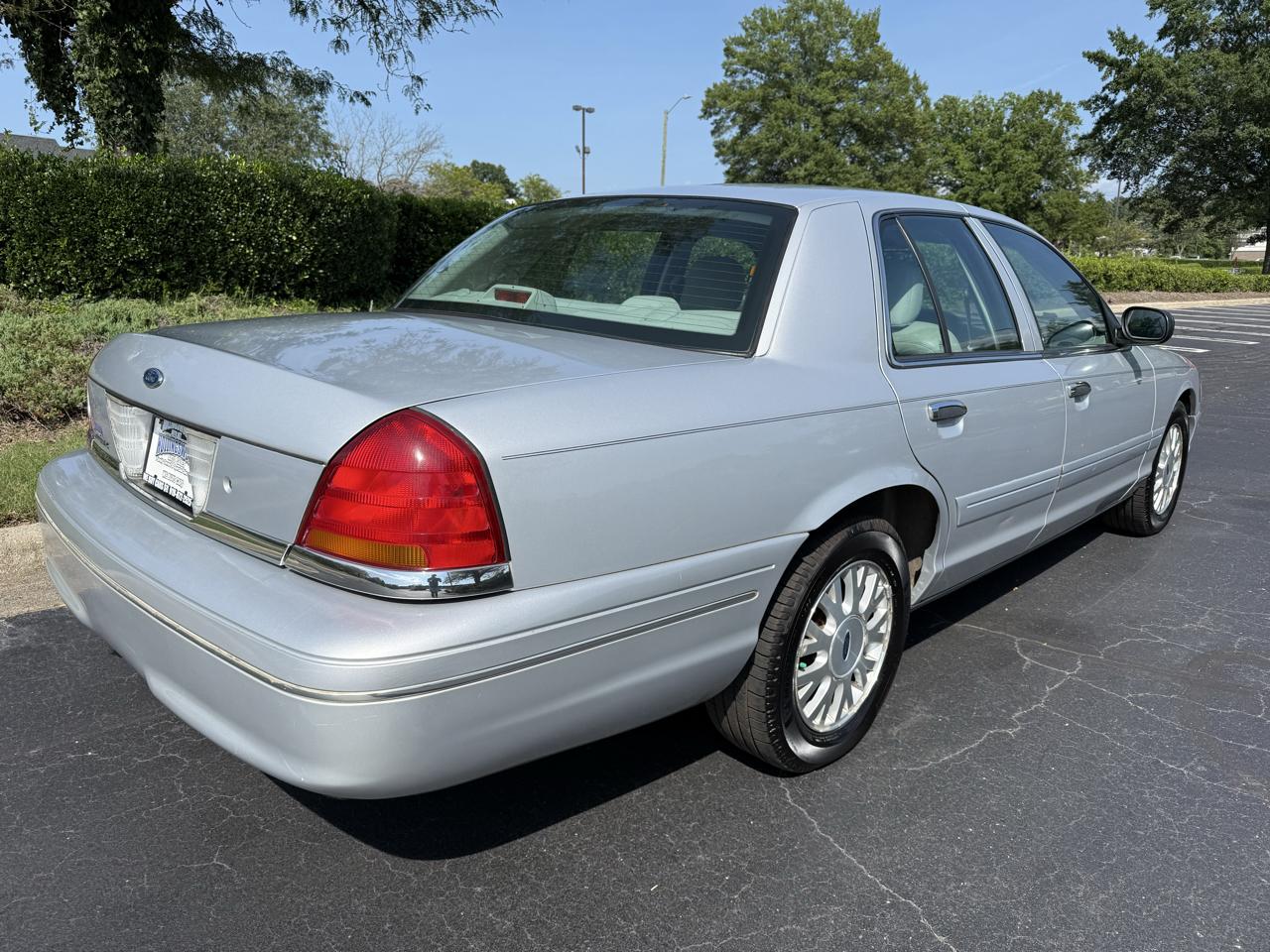 Ford Crown Victoria 4dr Sdn LX 2003