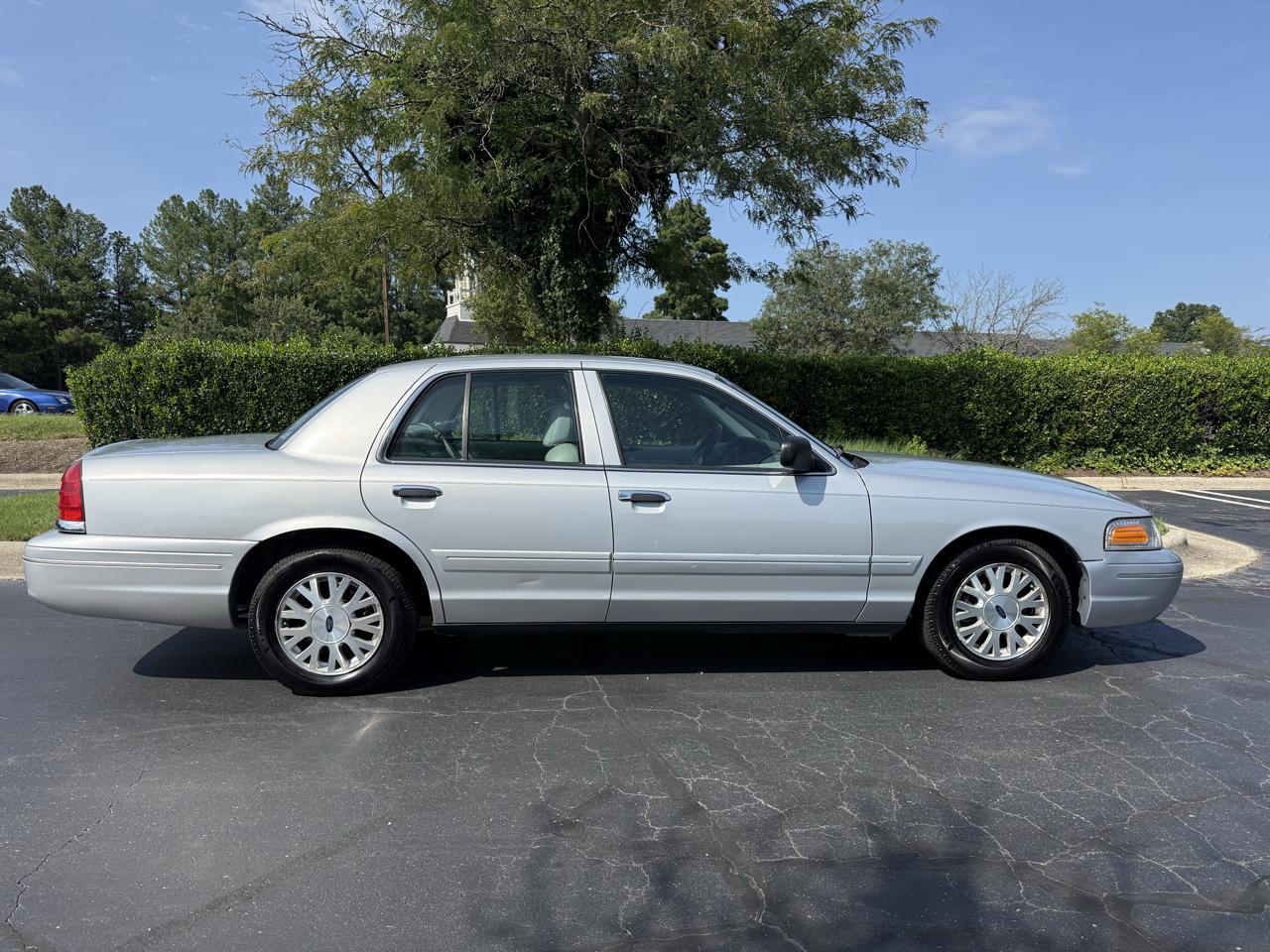 Ford Crown Victoria 4dr Sdn LX 2003