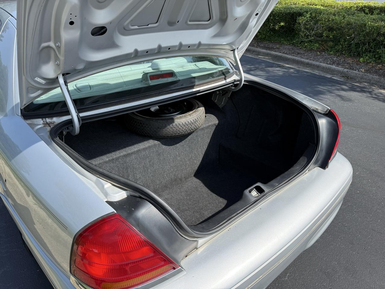 Ford Crown Victoria 4dr Sdn LX 2003