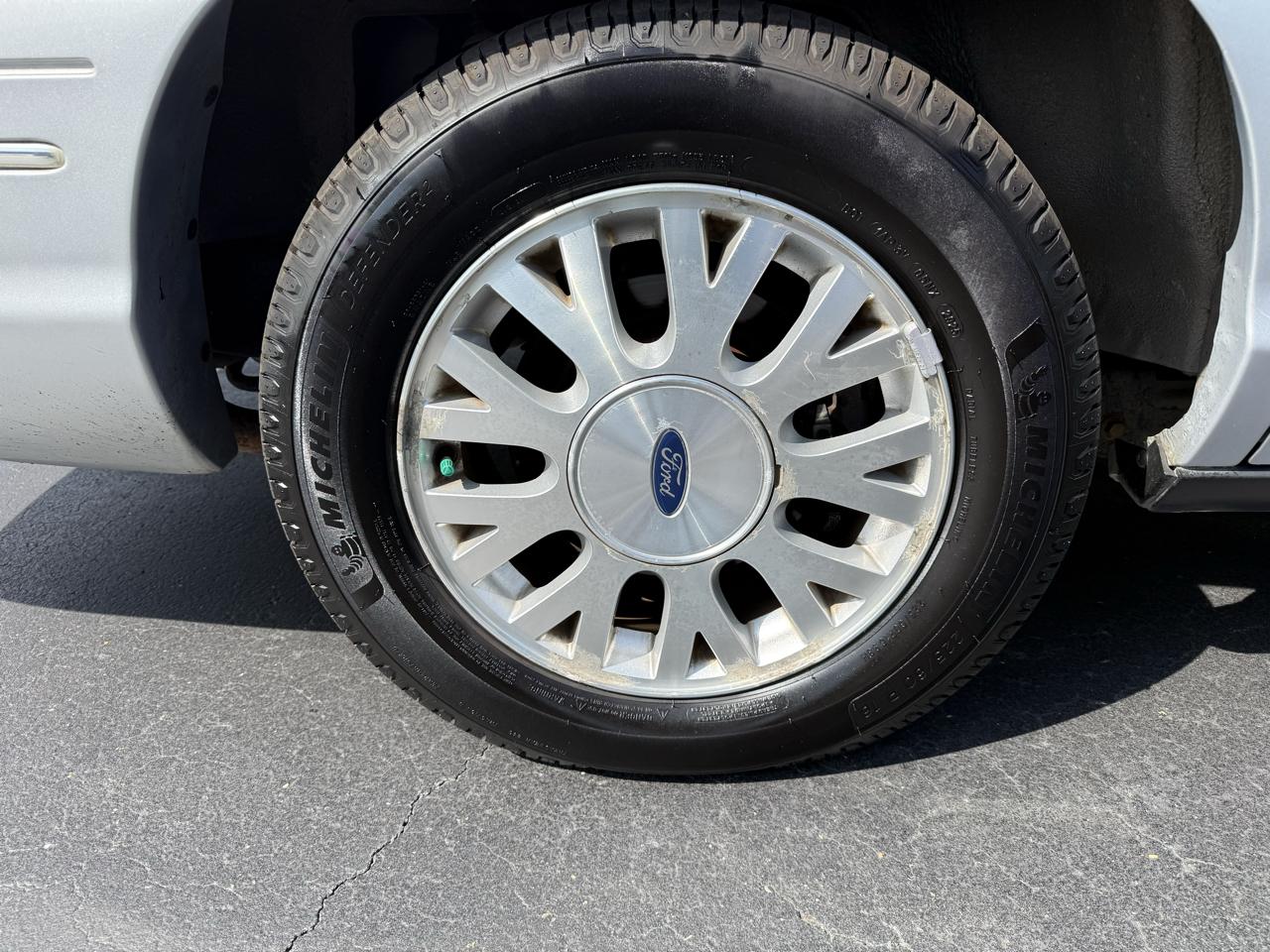 Ford Crown Victoria 4dr Sdn LX 2003