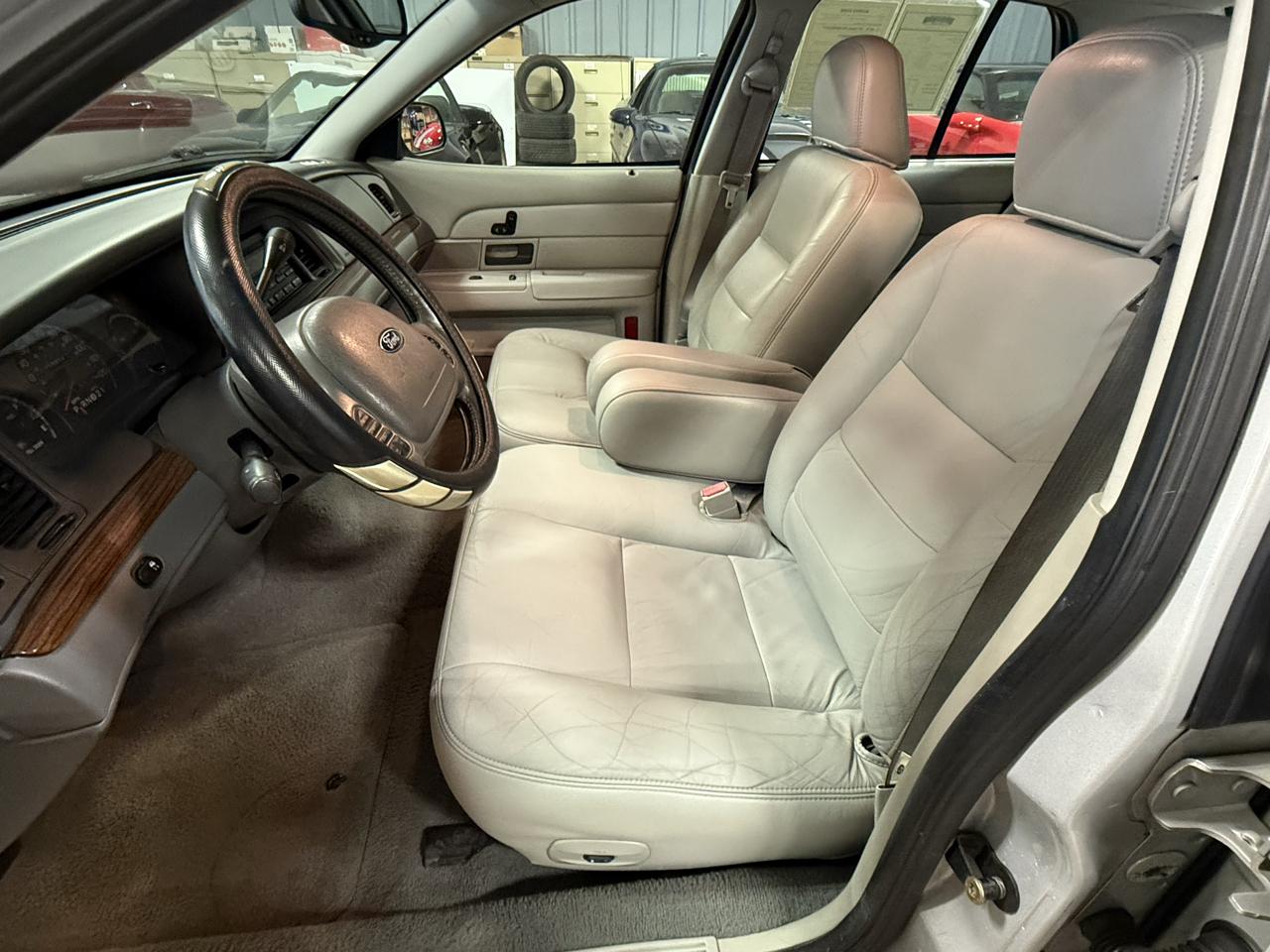 Ford Crown Victoria 4dr Sdn LX 2003