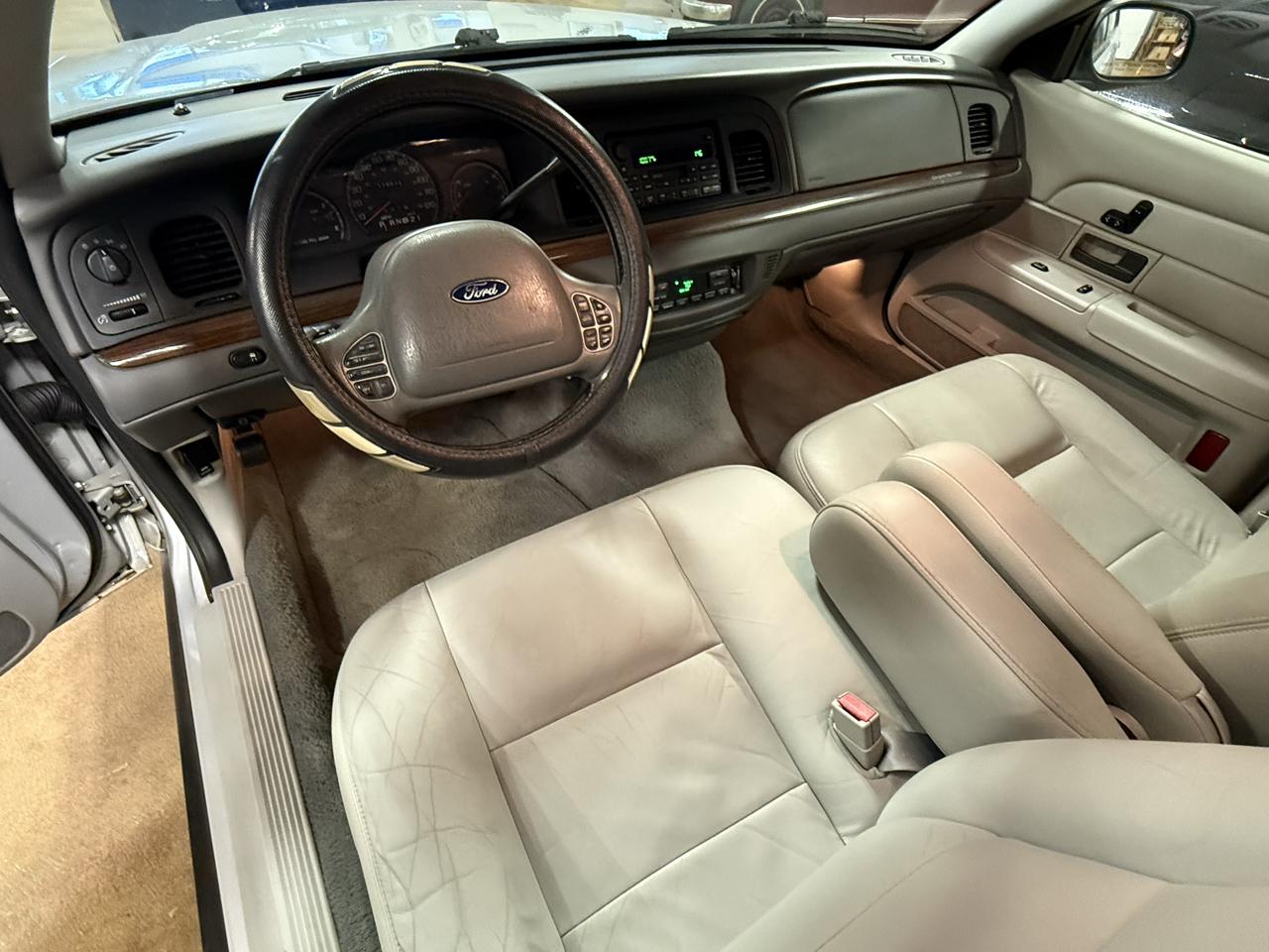 Ford Crown Victoria 4dr Sdn LX 2003