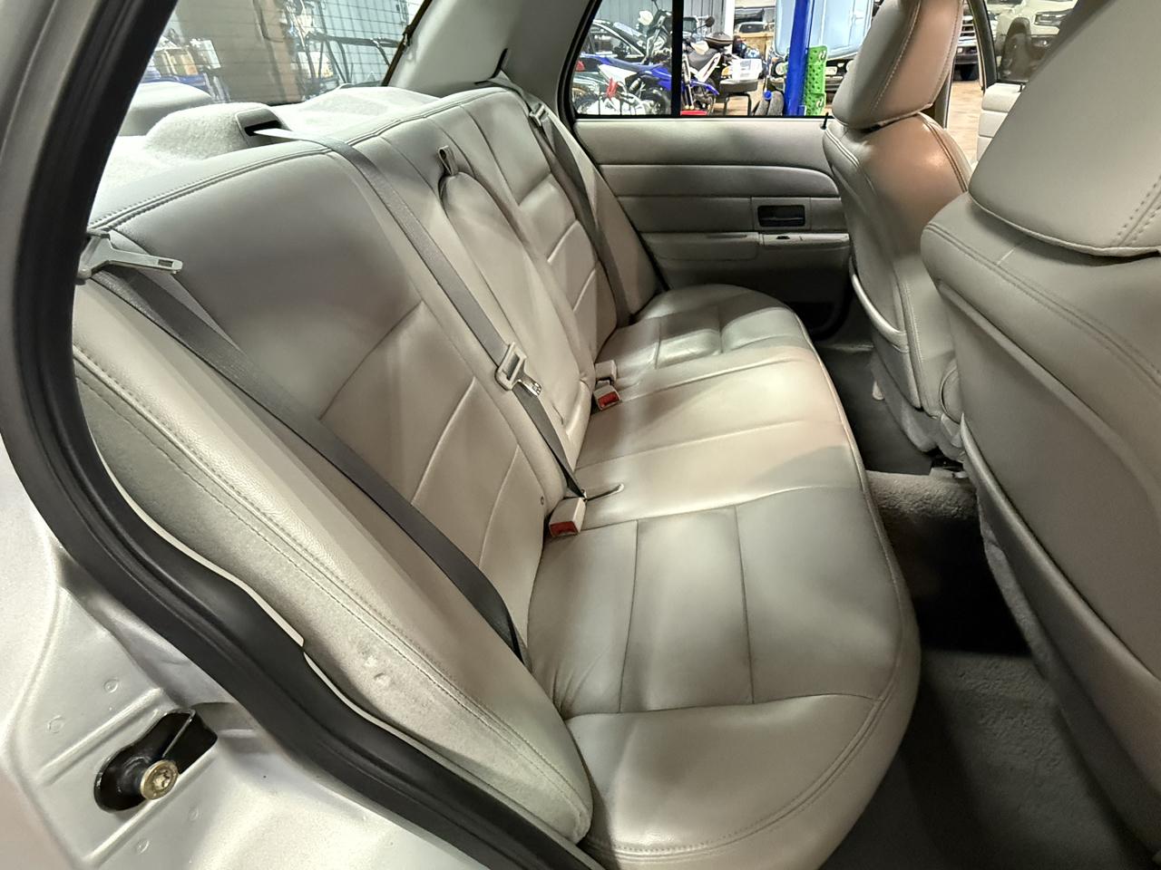 Ford Crown Victoria 4dr Sdn LX 2003