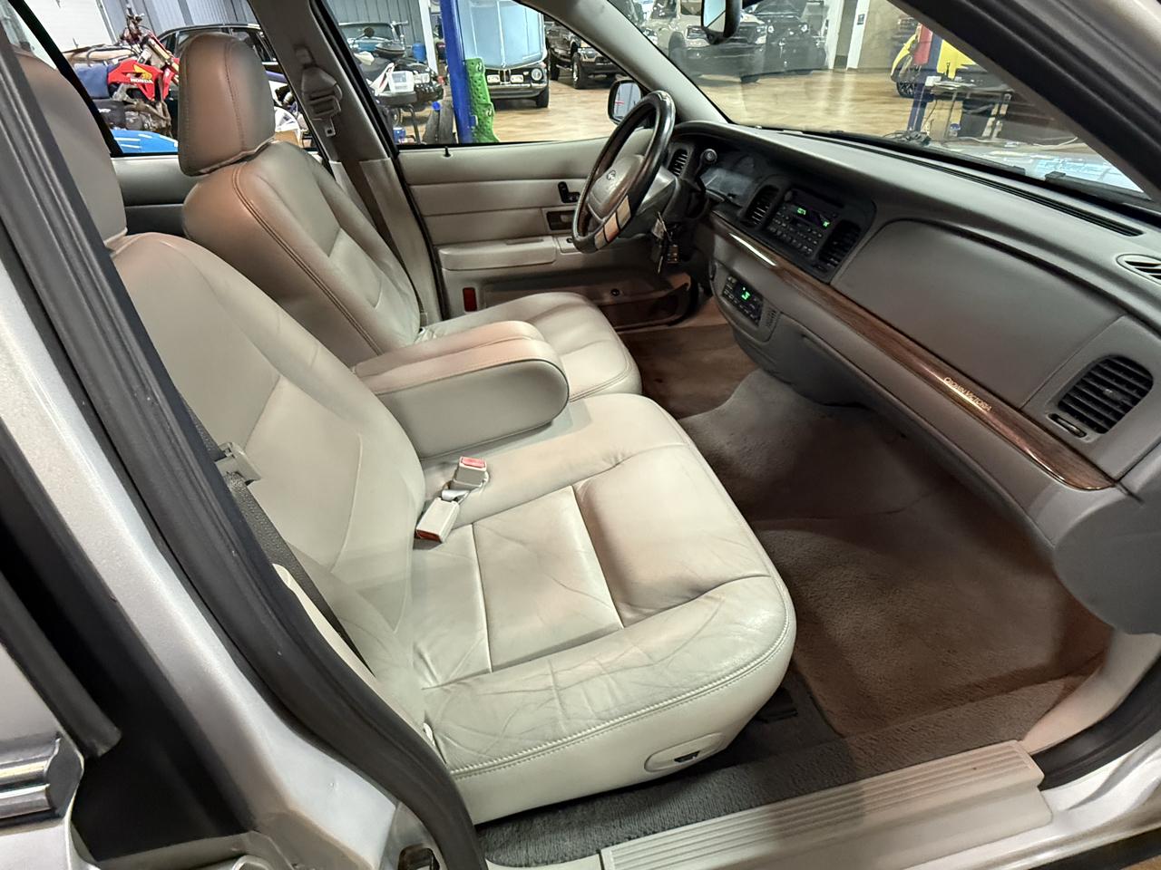 Ford Crown Victoria 4dr Sdn LX 2003