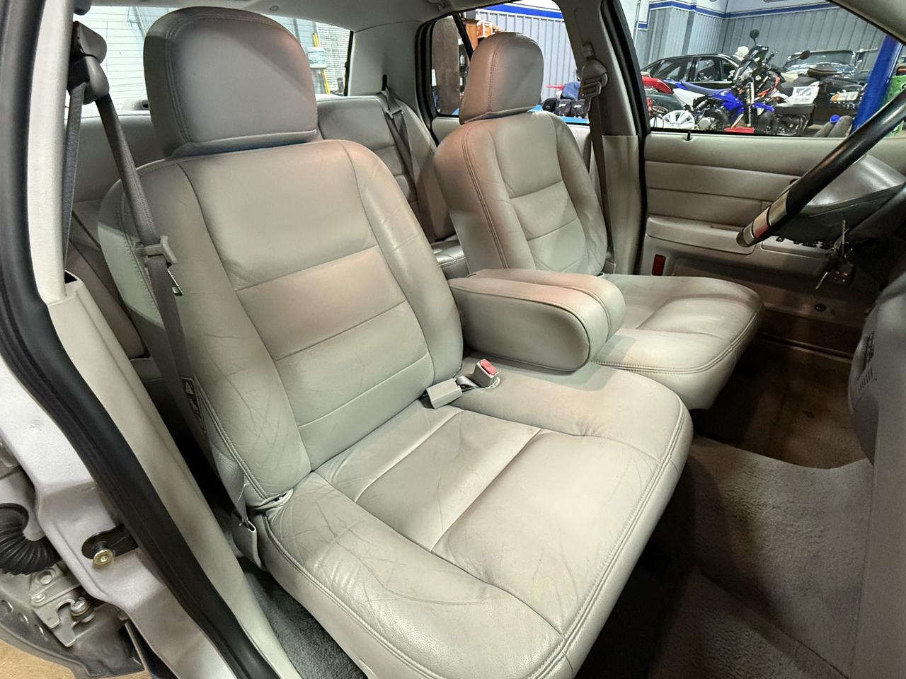 Ford Crown Victoria 4dr Sdn LX 2003