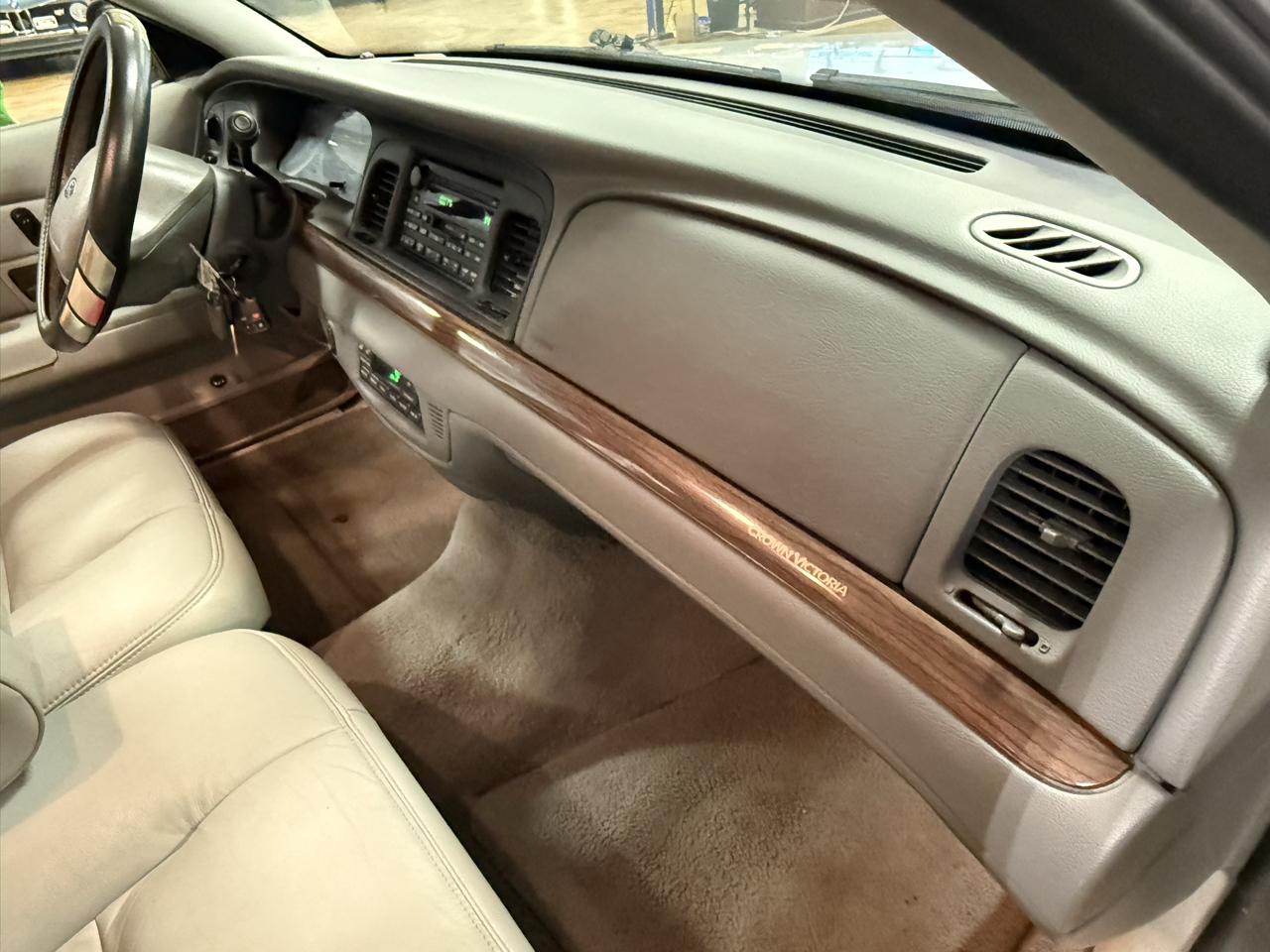 Ford Crown Victoria 4dr Sdn LX 2003