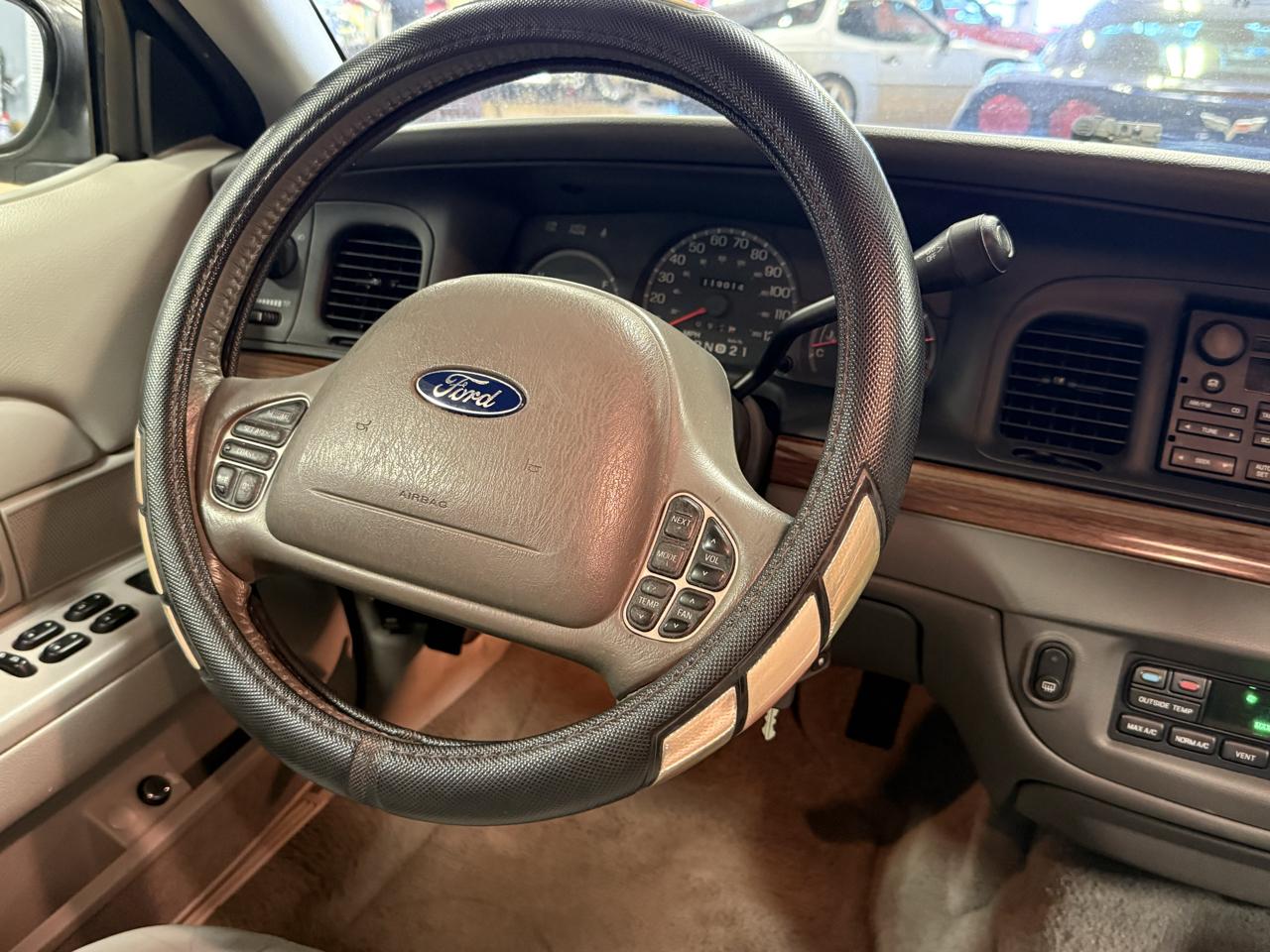 Ford Crown Victoria 4dr Sdn LX 2003