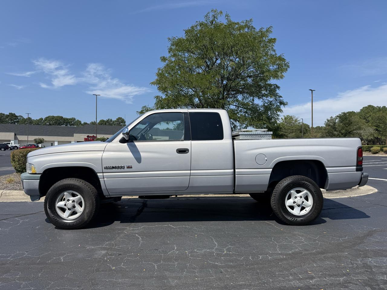 Dodge Ram 1500 Club Cab 139" WB 4WD 1997