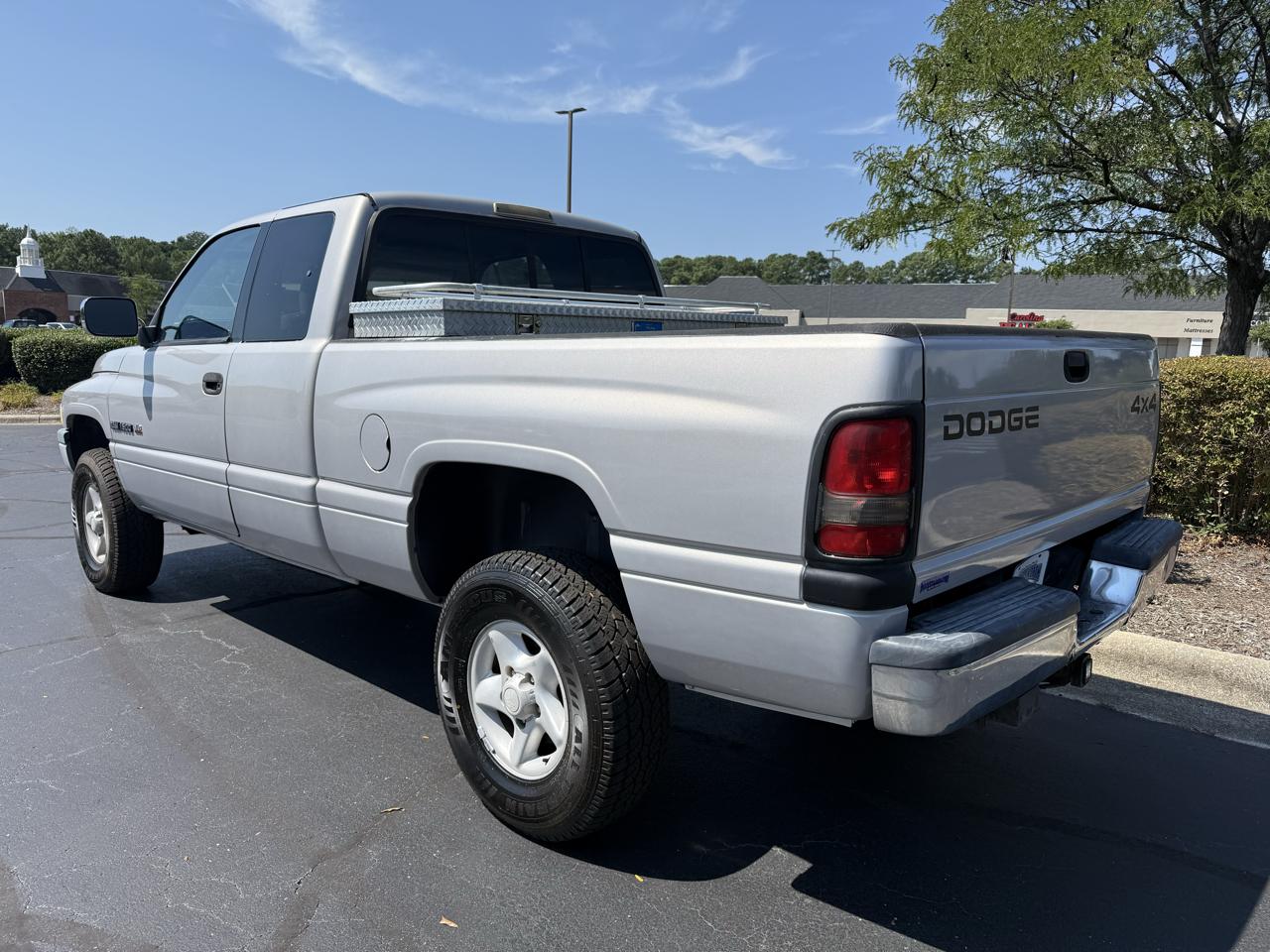 Dodge Ram 1500 Club Cab 139" WB 4WD 1997