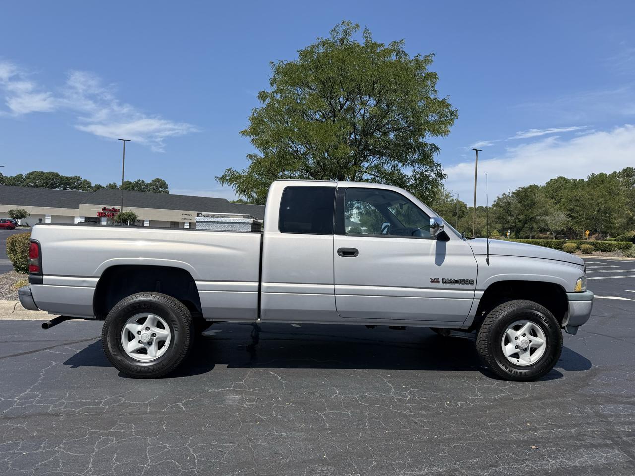 Dodge Ram 1500 Club Cab 139" WB 4WD 1997