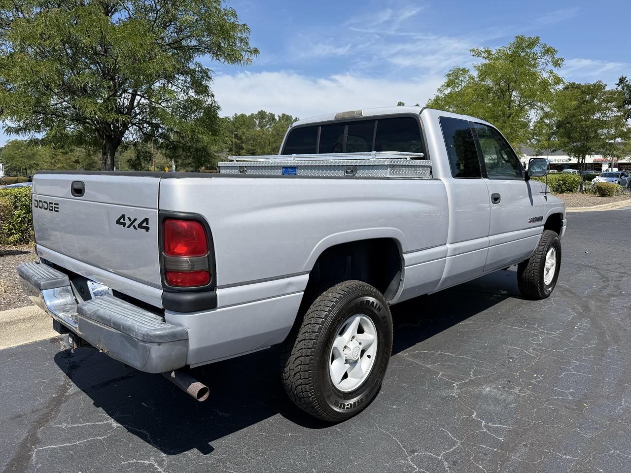 Dodge Ram 1500 Club Cab 139" WB 4WD 1997