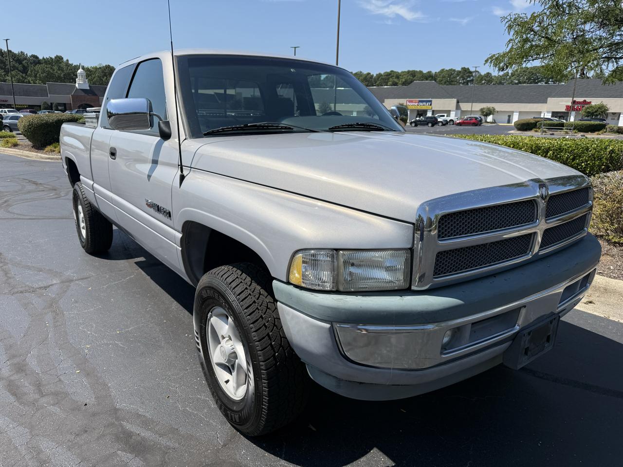 Dodge Ram 1500 Club Cab 139" WB 4WD 1997