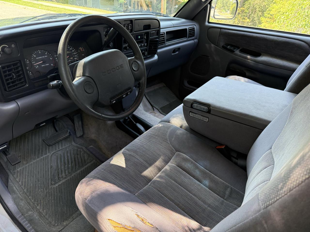 Dodge Ram 1500 Club Cab 139" WB 4WD 1997