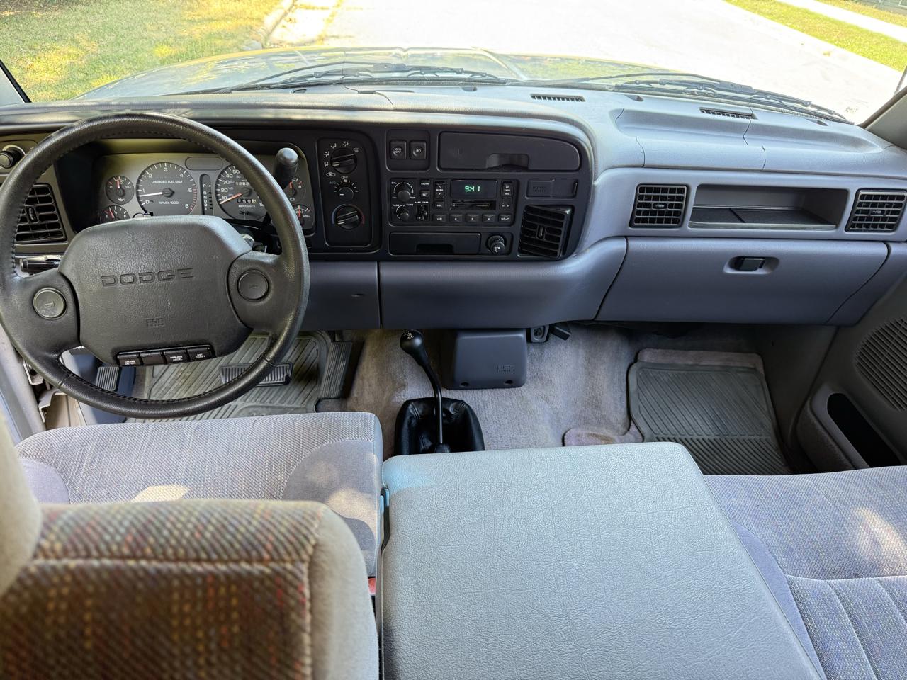 Dodge Ram 1500 Club Cab 139" WB 4WD 1997