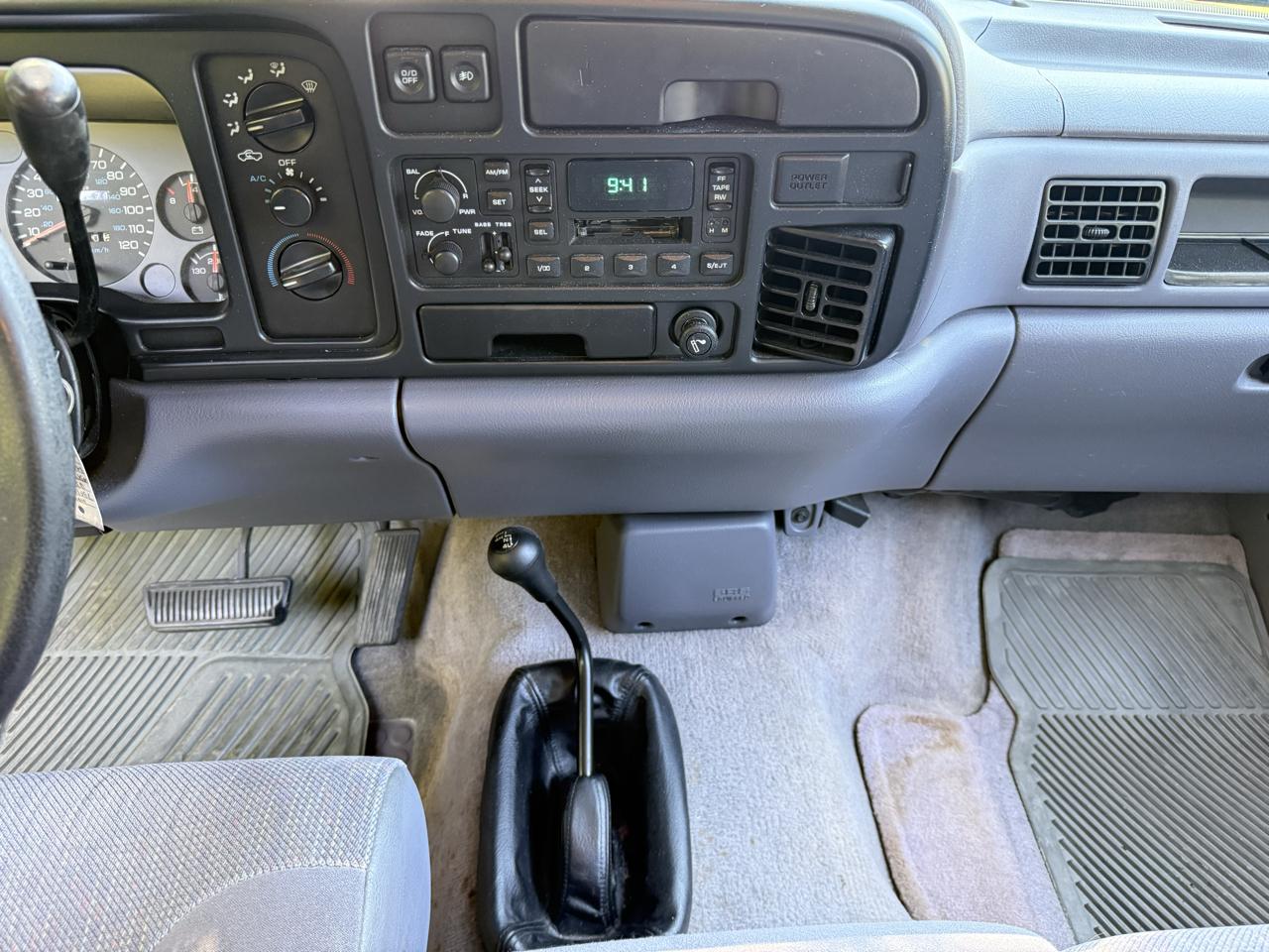 Dodge Ram 1500 Club Cab 139" WB 4WD 1997