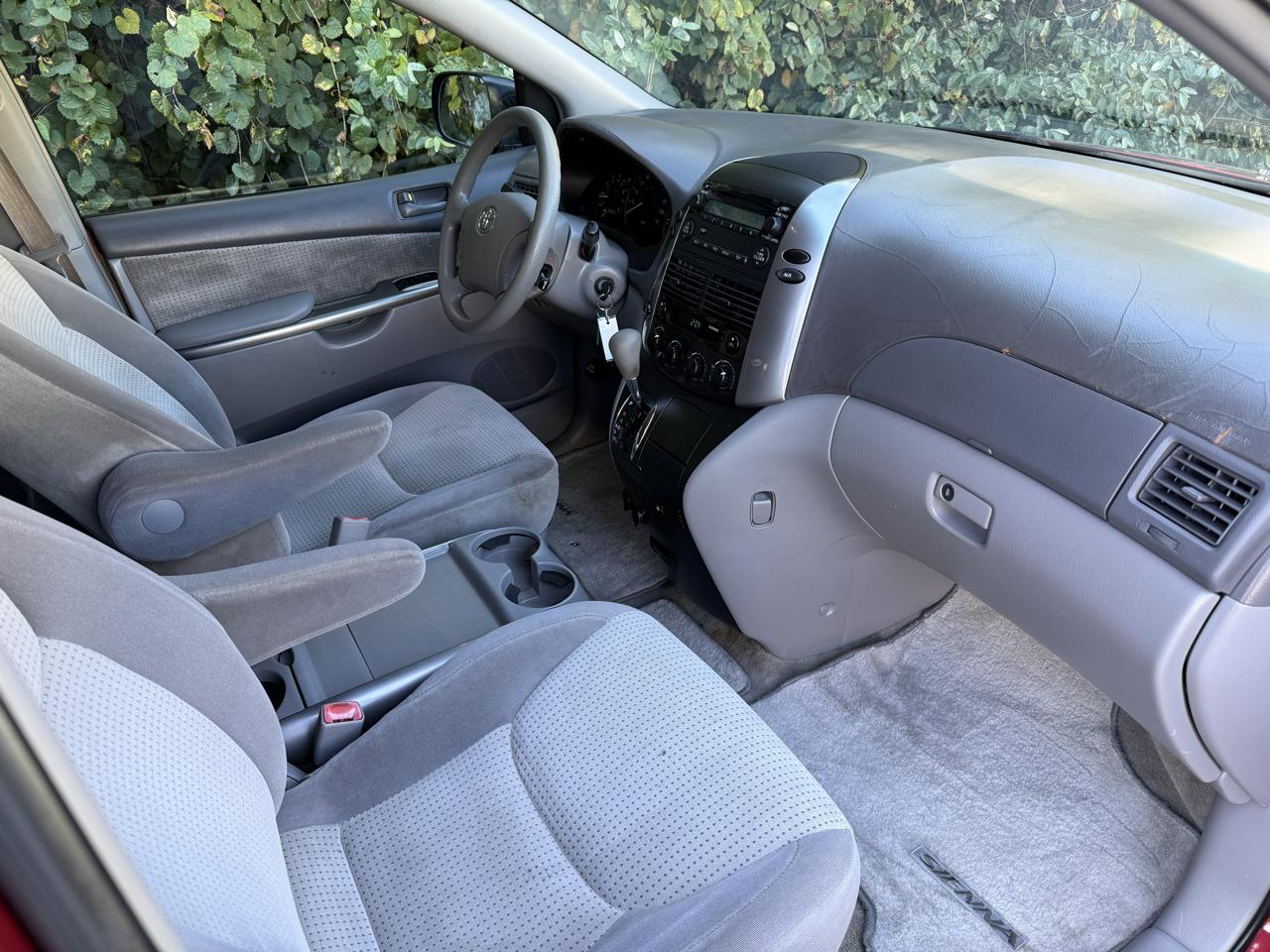 Toyota Sienna 5dr 8-Passenger Van LE FWD (Natl) 2007