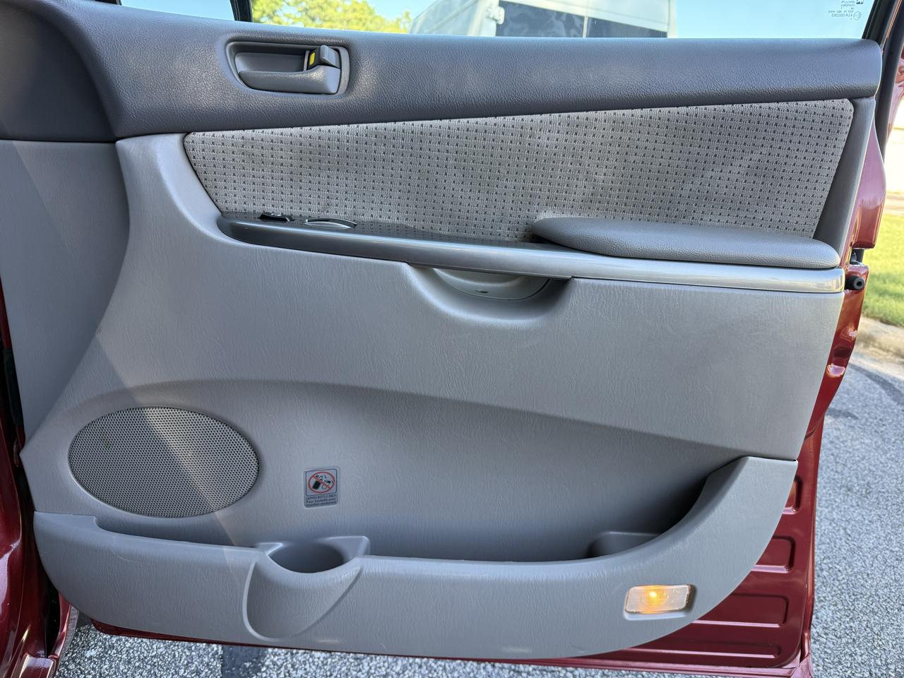 Toyota Sienna 5dr 8-Passenger Van LE FWD (Natl) 2007