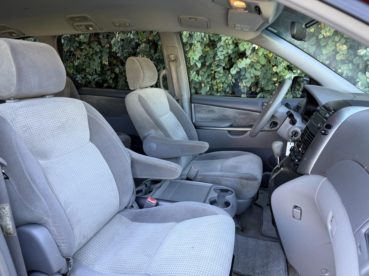 Toyota Sienna 5dr 8-Passenger Van LE FWD (Natl) 2007