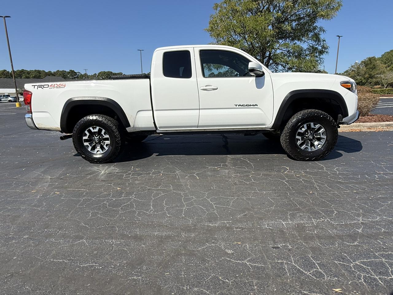 Toyota Tacoma 4WD Double Cab LB V6 AT TRD Off Road (Natl) 2017