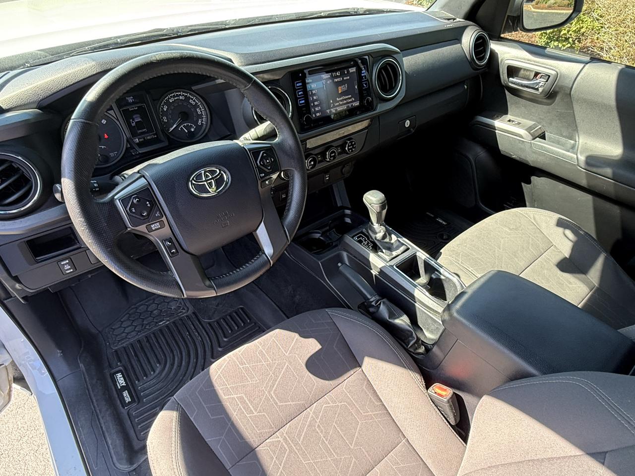 Toyota Tacoma 4WD Double Cab LB V6 AT TRD Off Road (Natl) 2017