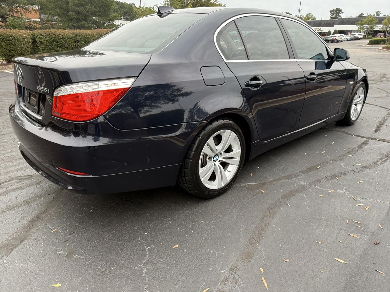 BMW 5 Series 4dr Sdn 528i RWD 2010