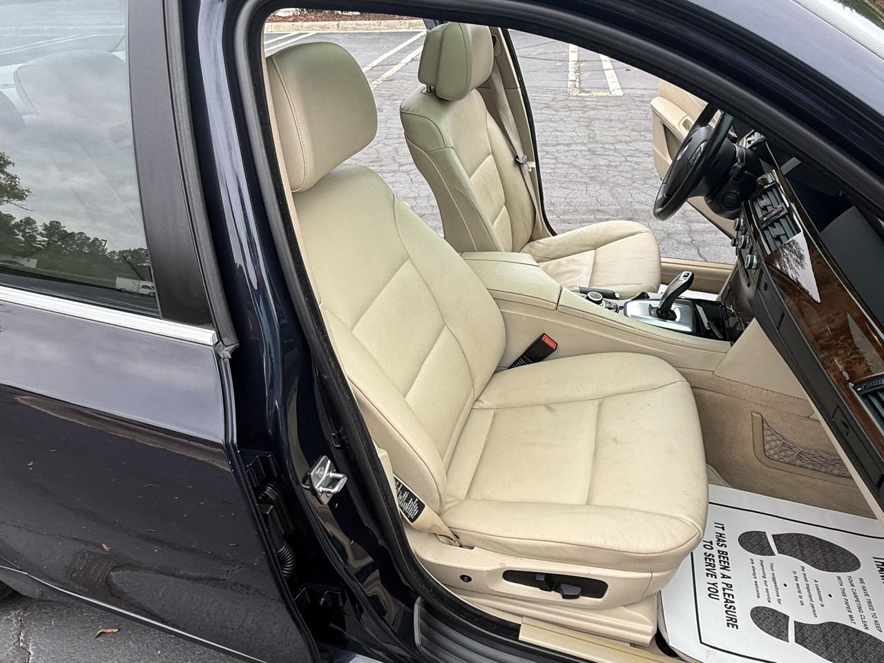BMW 5 Series 4dr Sdn 528i RWD 2010