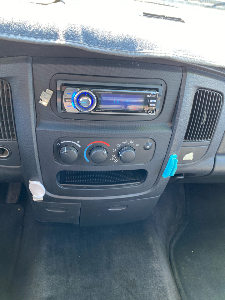 Dodge Ram 1500 4dr Quad Cab 140.5" WB SLT 2003