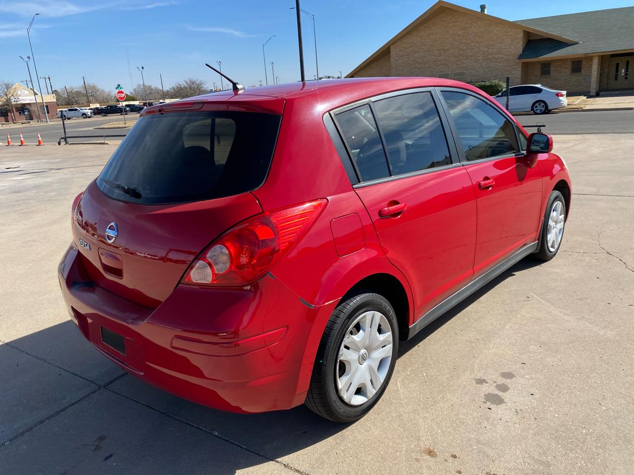 Nissan Versa 5dr HB I4 Auto 1.8 S 2010