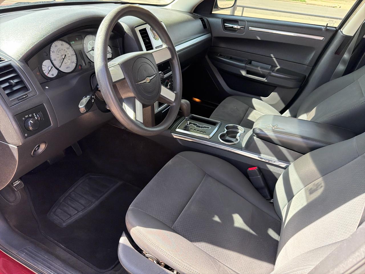 Chrysler 300 4dr Sdn LX RWD *Ltd Avail* 2009
