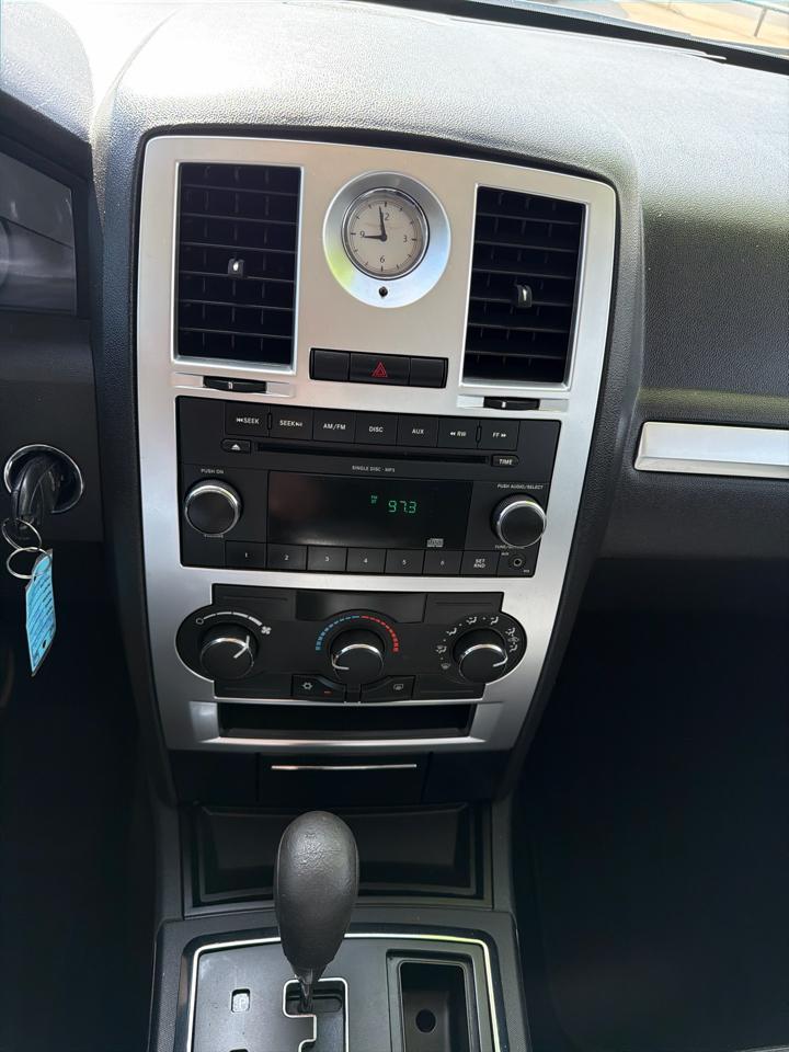 Chrysler 300 4dr Sdn LX RWD *Ltd Avail* 2009
