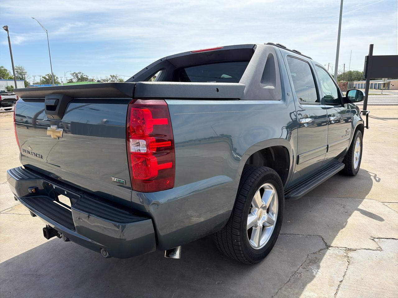 Chevrolet Avalanche 2WD Crew Cab LT 2011