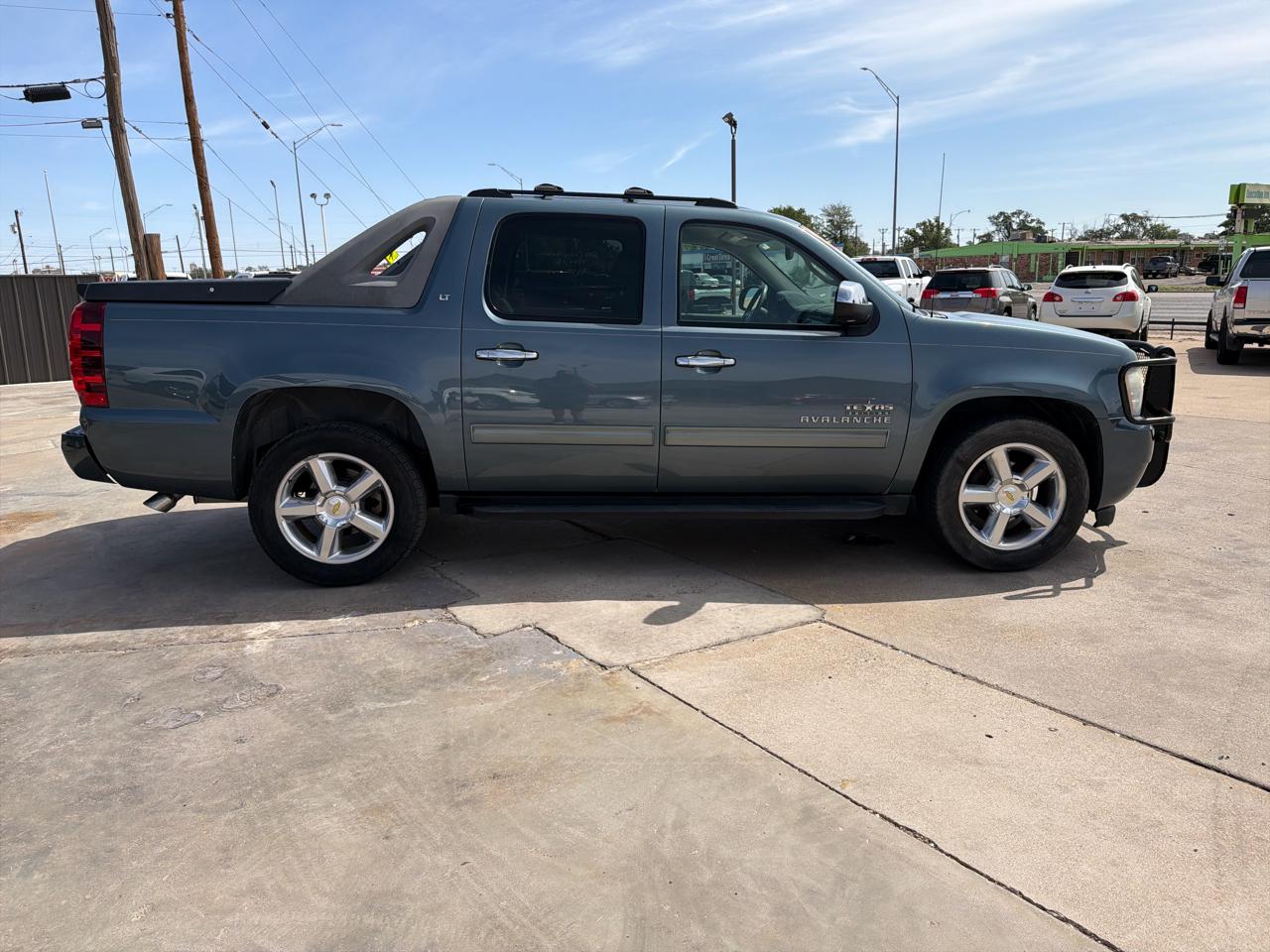 Chevrolet Avalanche 2WD Crew Cab LT 2011