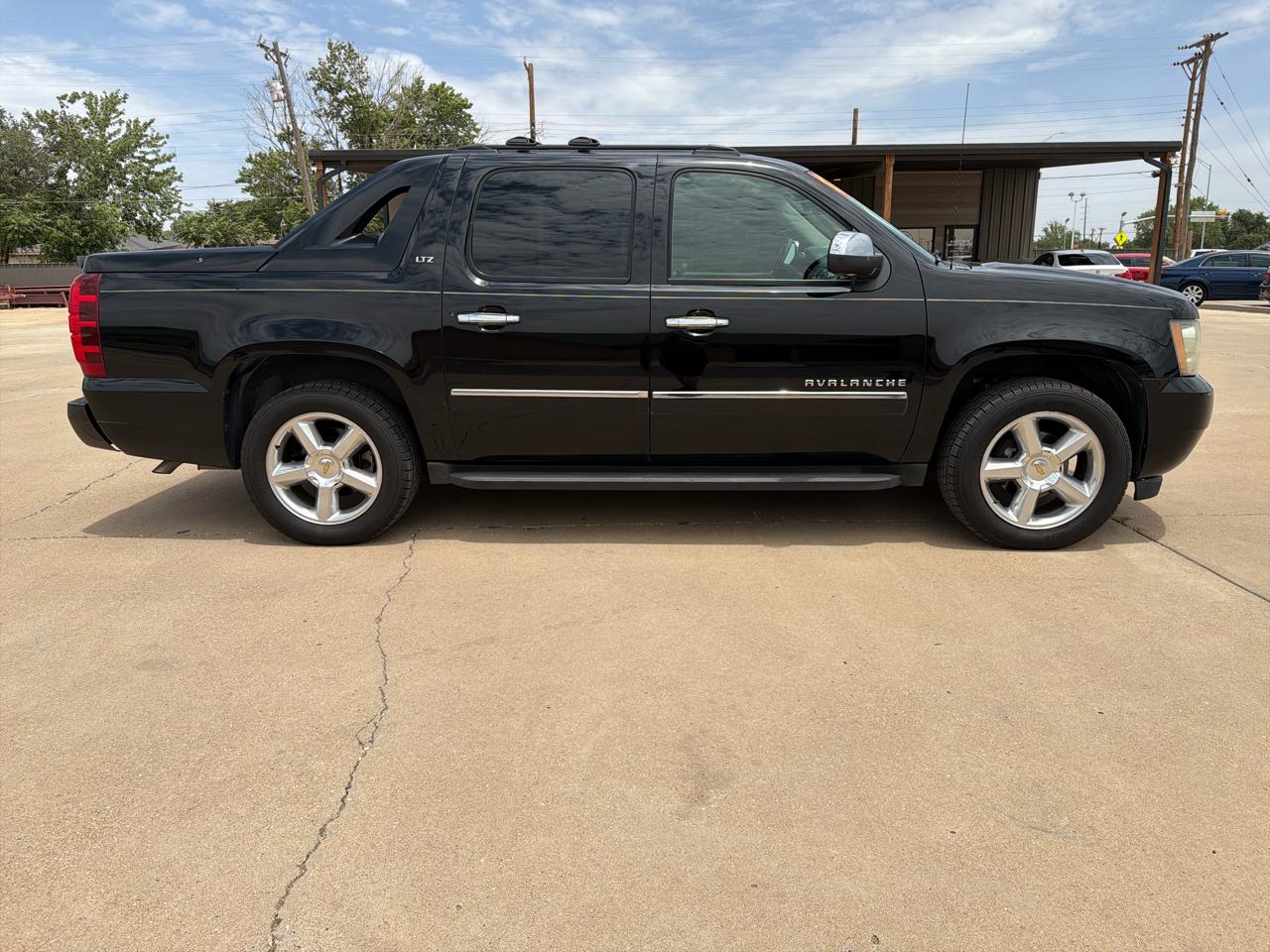 Chevrolet Avalanche 2WD Crew Cab LTZ 2011
