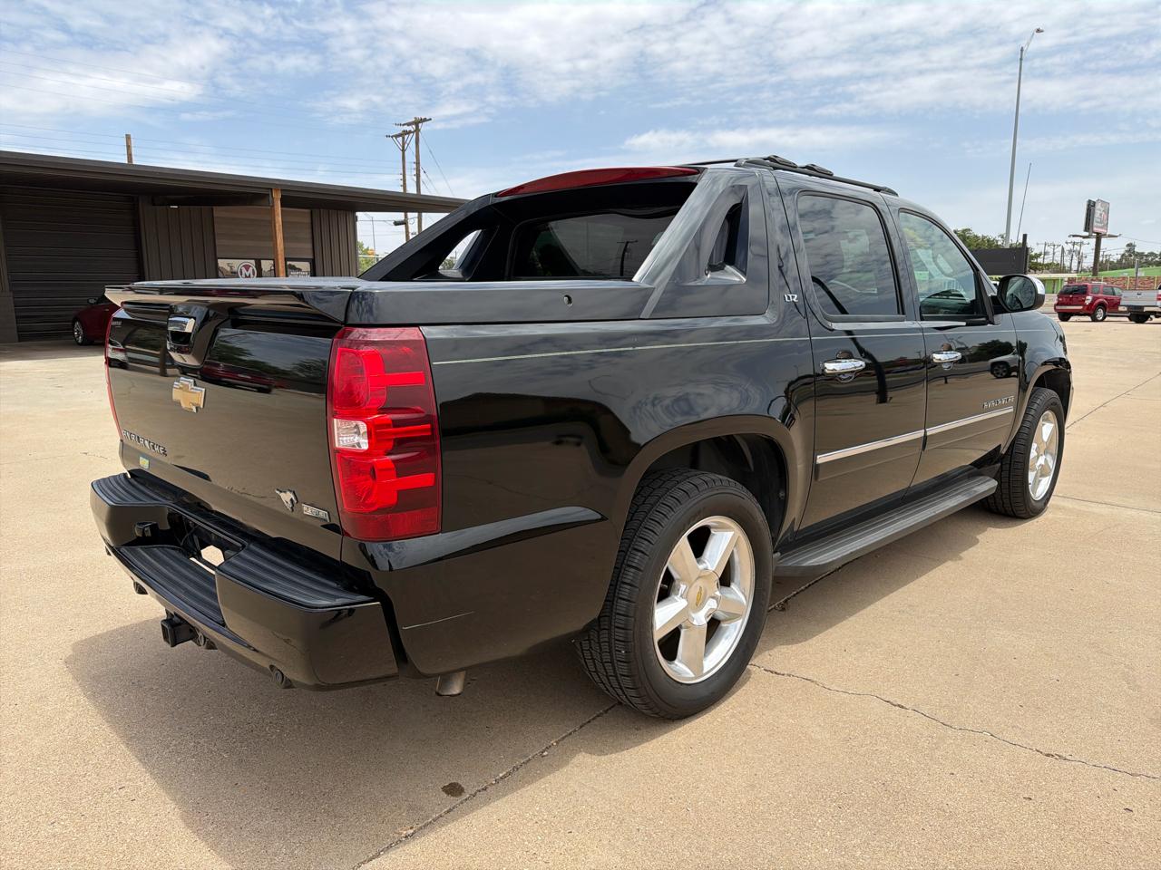 Chevrolet Avalanche 2WD Crew Cab LTZ 2011