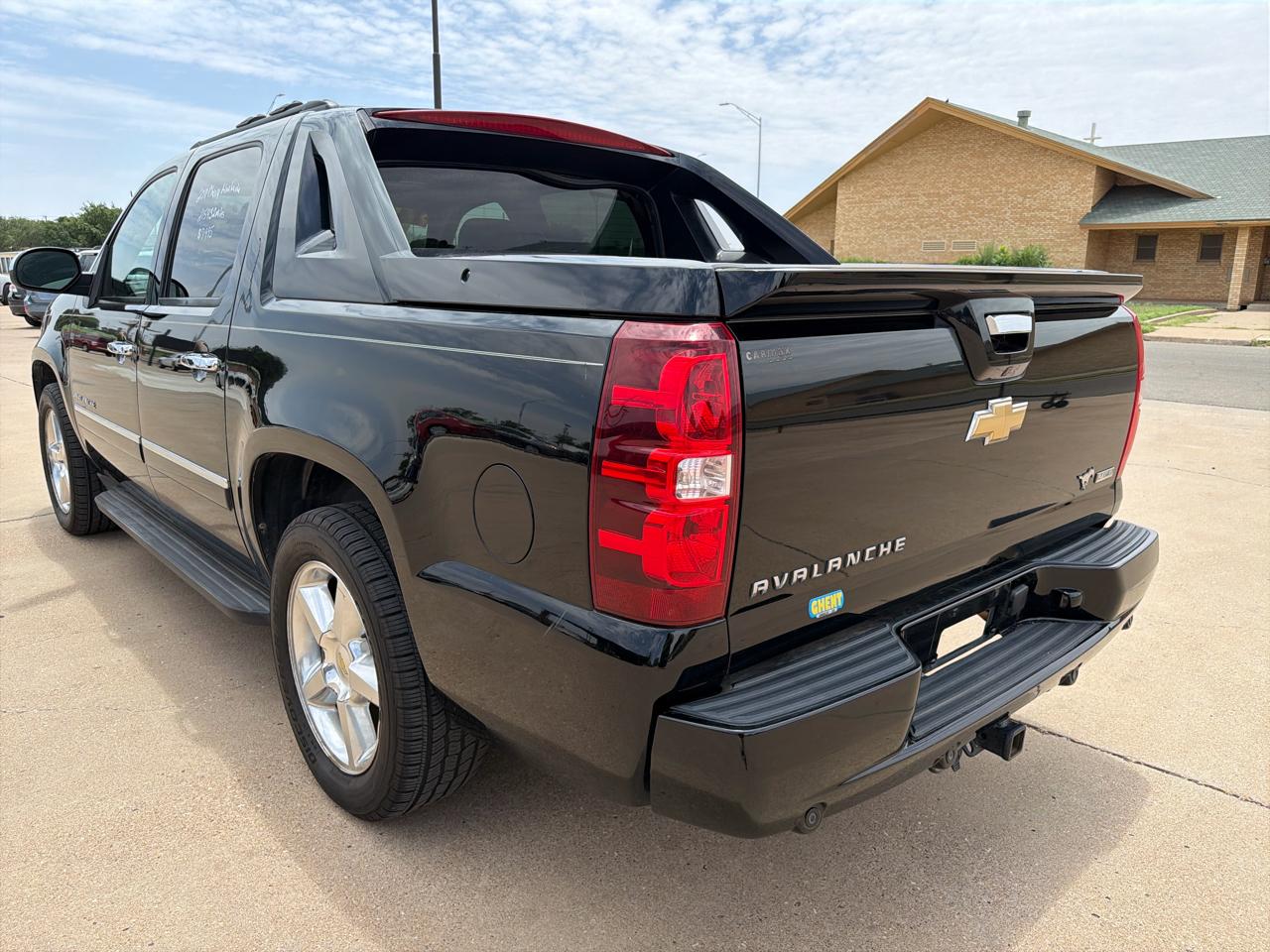 Chevrolet Avalanche 2WD Crew Cab LTZ 2011