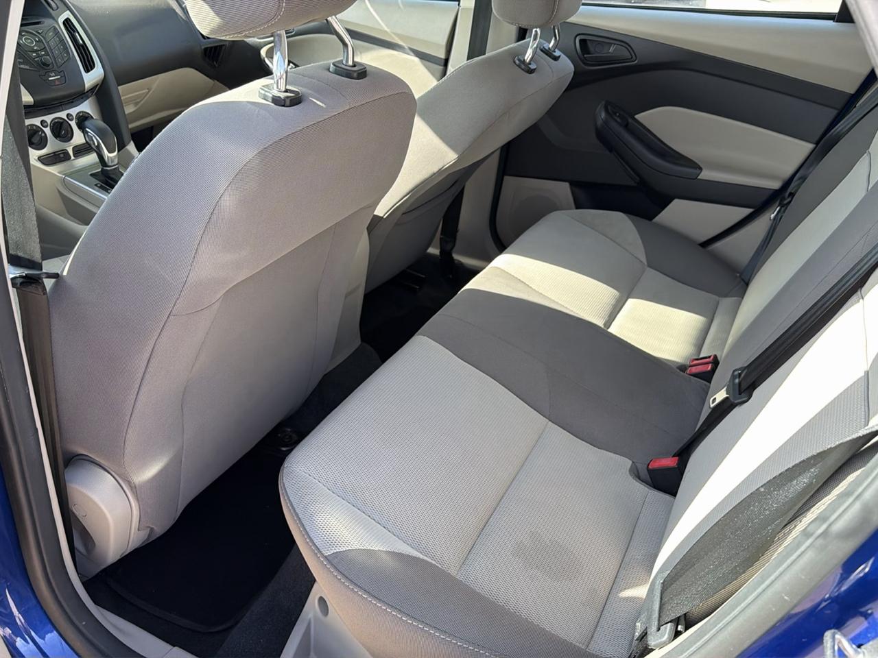 Ford Focus 4dr Sdn SE 2012