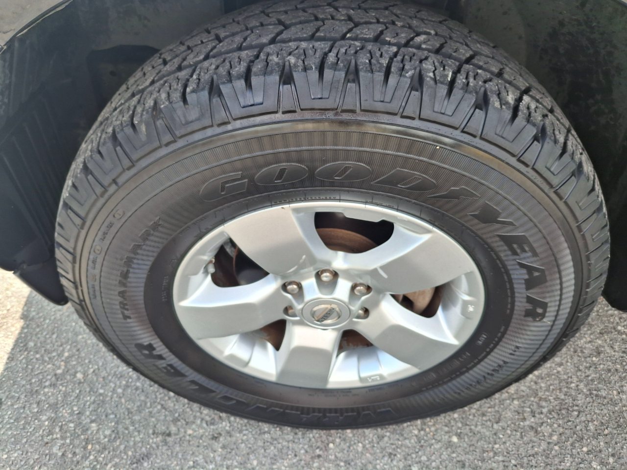 2013 Nissan Frontier Crew Cab SV photo 2