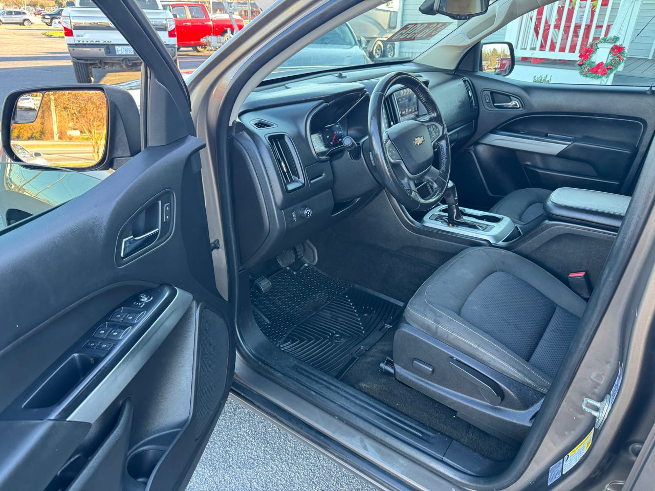 2017 Chevrolet Colorado LT photo 2