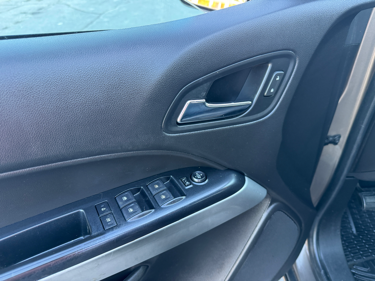 2017 Chevrolet Colorado LT photo 3