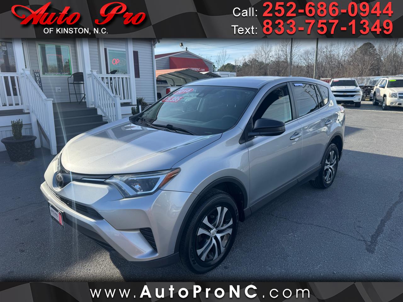 2018 Toyota RAV4 LE's photo