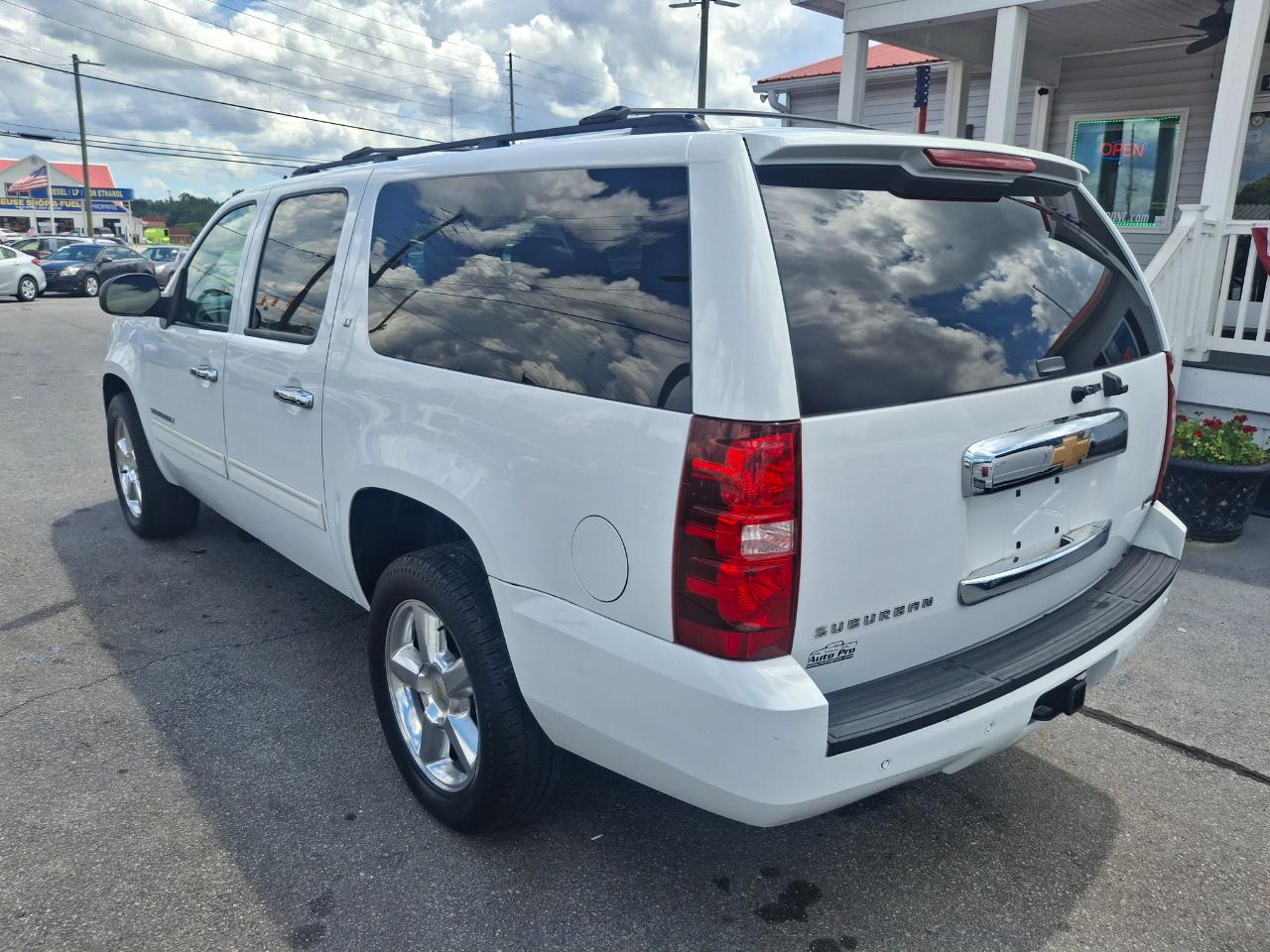 2012 Chevrolet Suburban LT - Photo 3