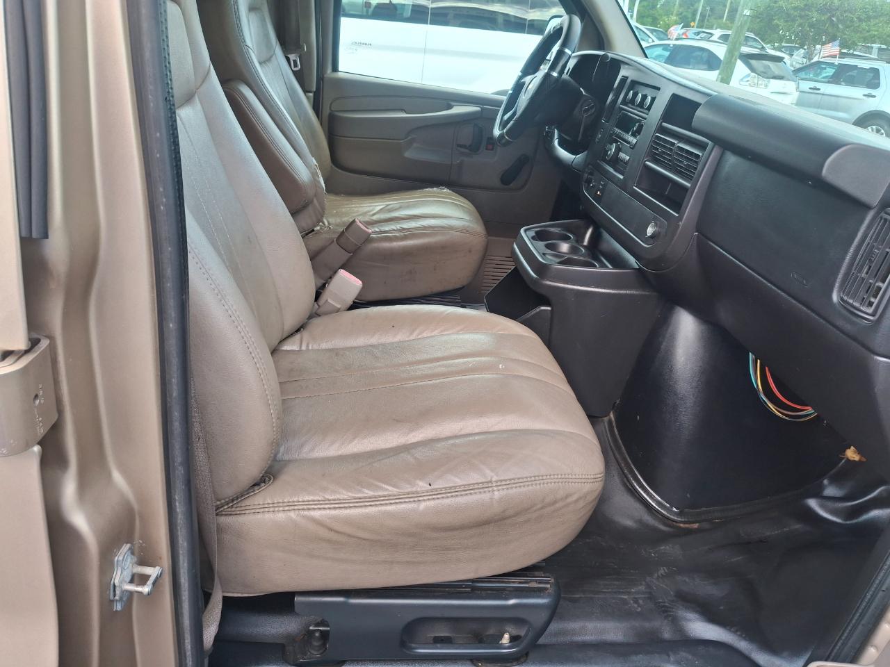 2012 Chevrolet Express LS - Photo 22