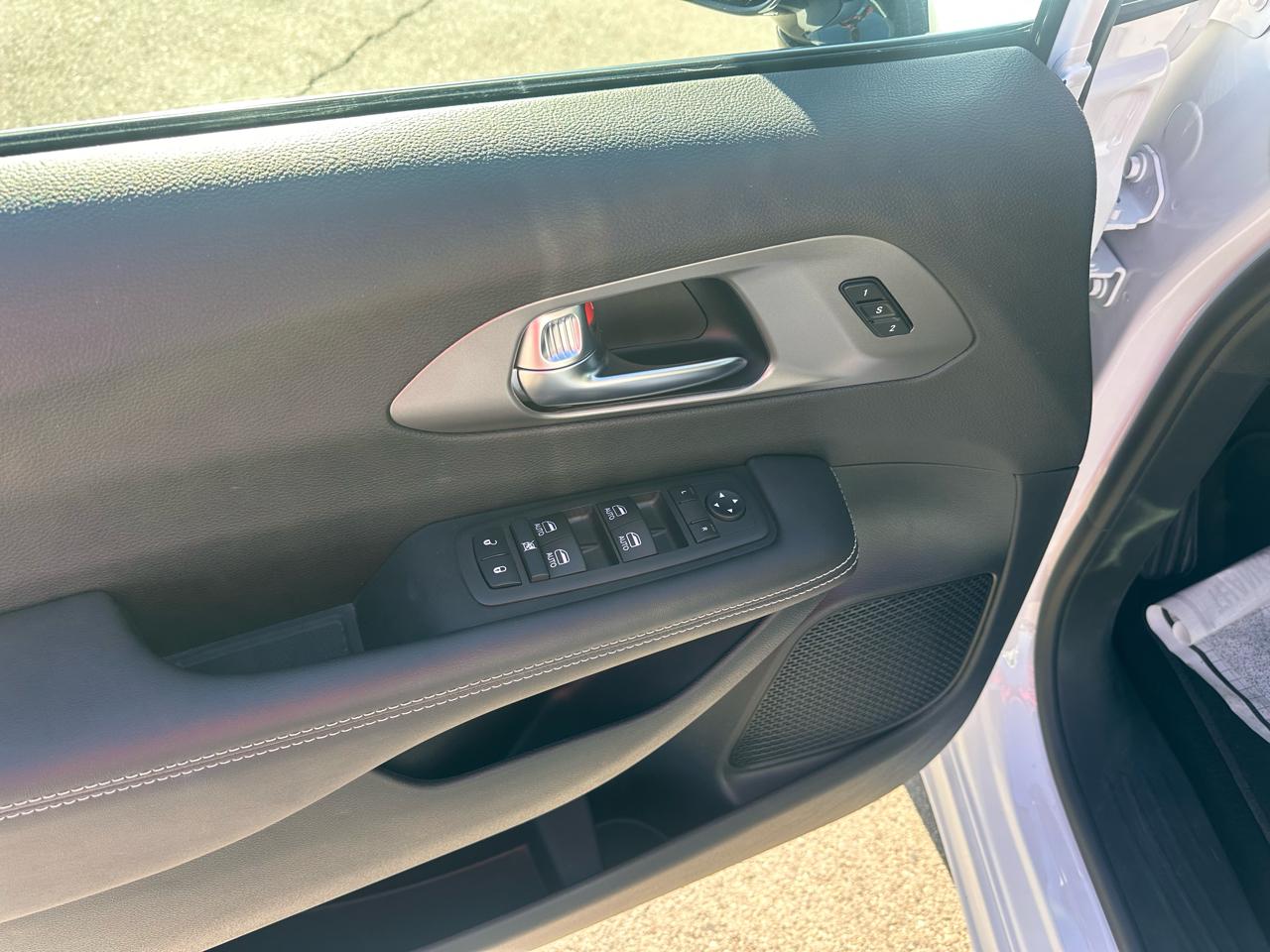 Chrysler Pacifica Select FWD 2025