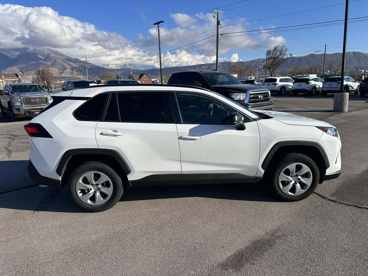 Toyota RAV4 LE FWD (Natl) 2019