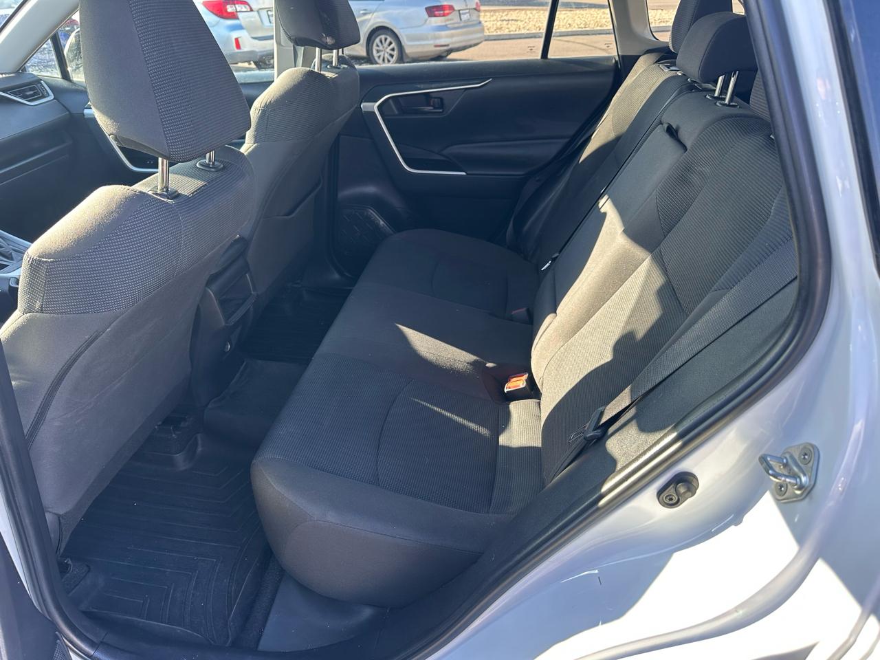 Toyota RAV4 LE FWD (Natl) 2019