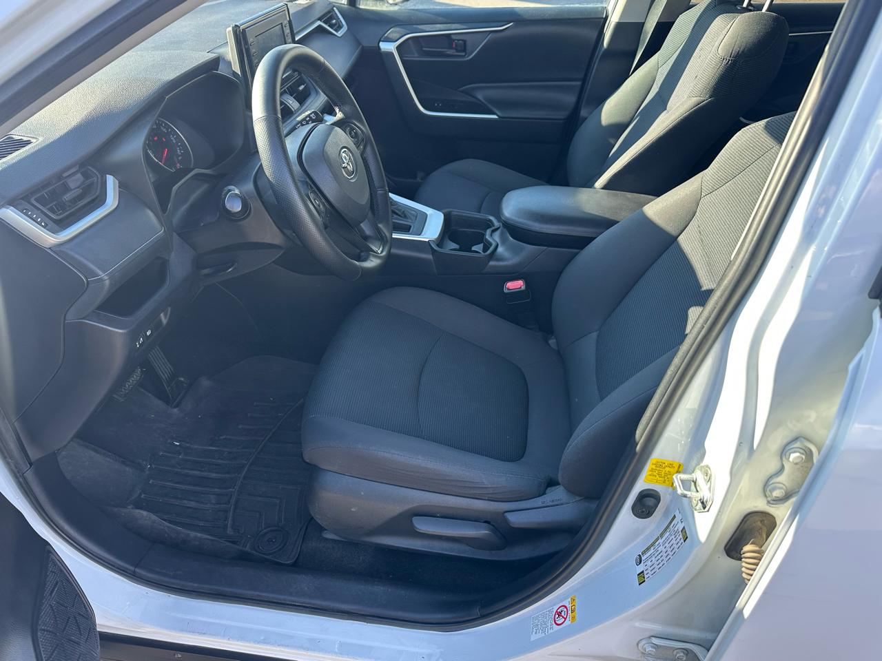 Toyota RAV4 LE FWD (Natl) 2019