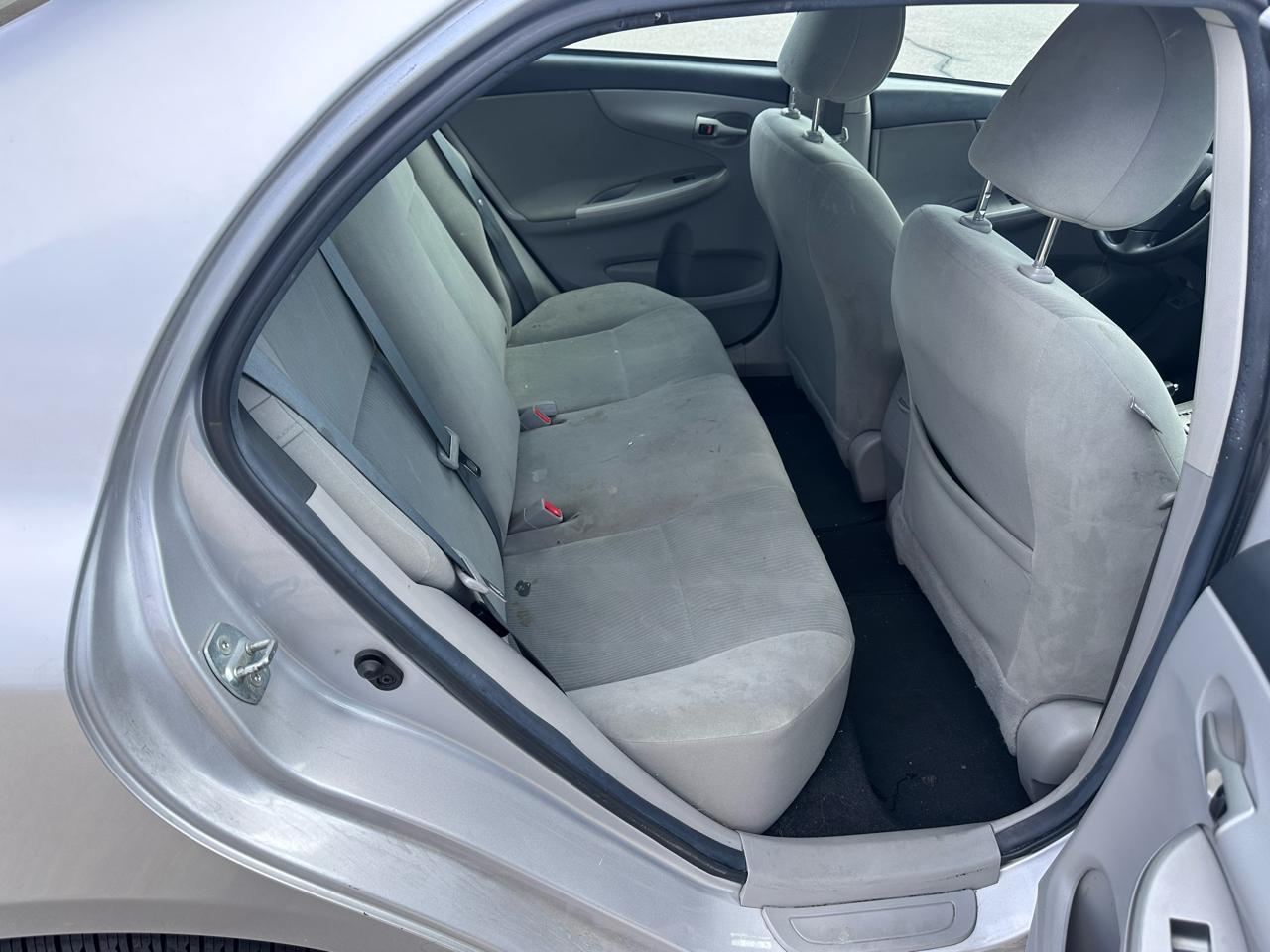 Toyota Corolla 4dr Sdn Auto LE (Natl) 2012