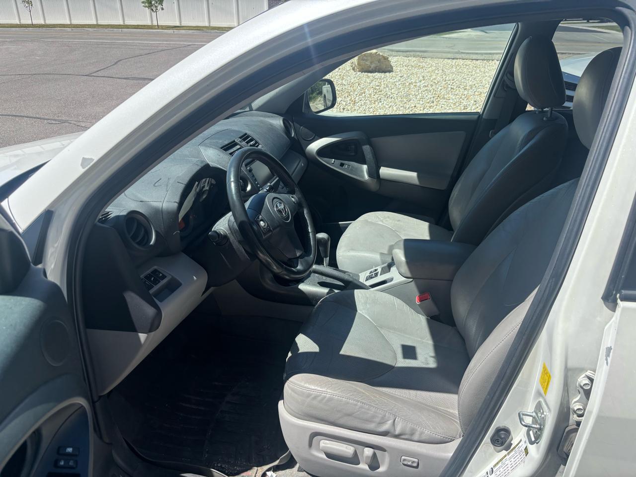 Toyota RAV4 4WD 4dr V6 5-Spd AT Ltd (Natl) 2011