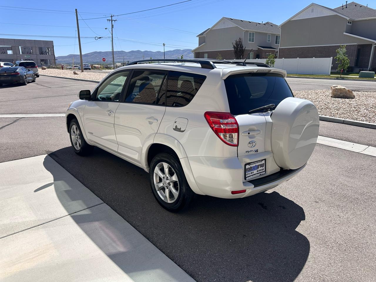 Toyota RAV4 4WD 4dr V6 5-Spd AT Ltd (Natl) 2011
