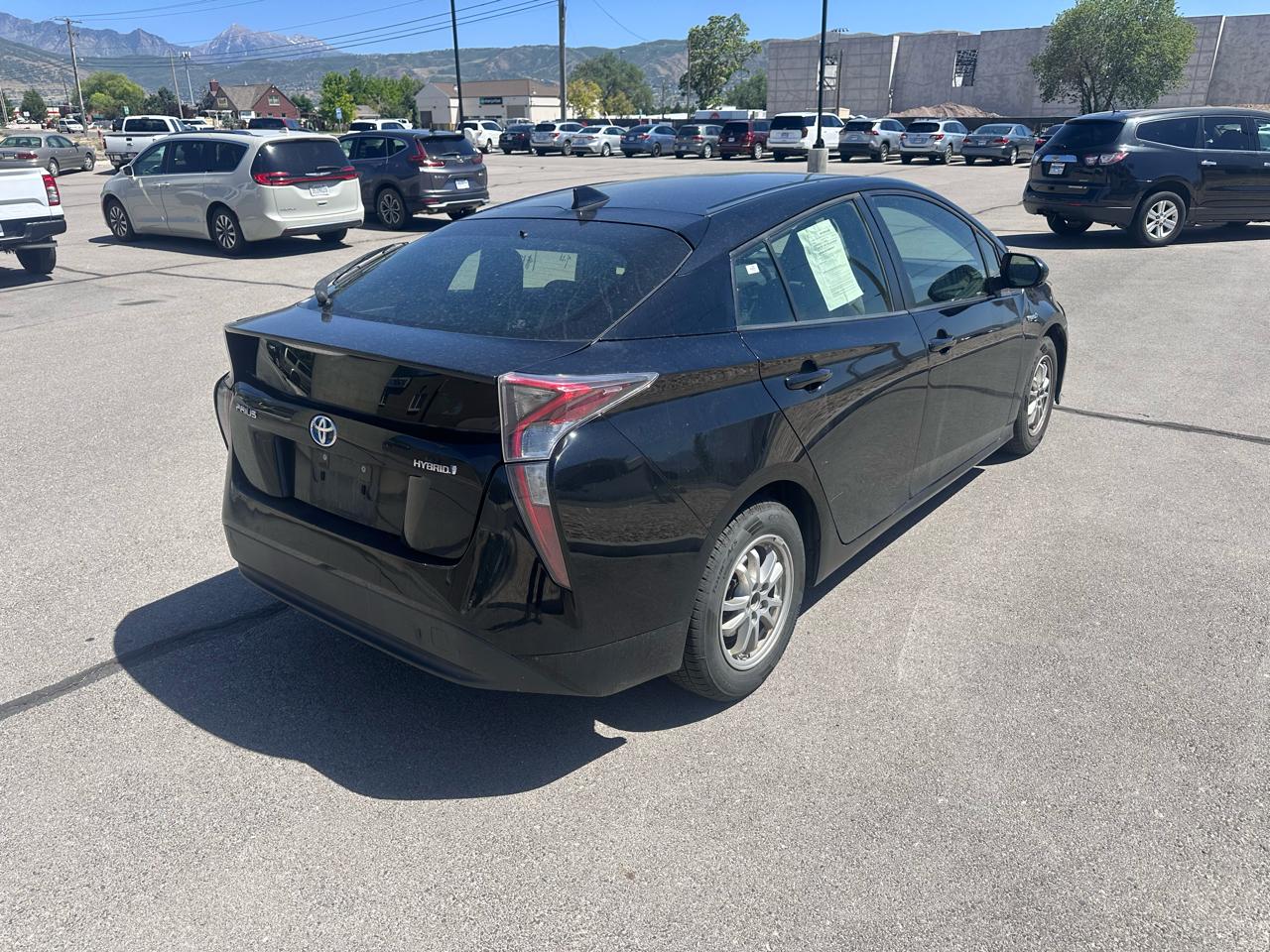 Toyota Prius Two (Natl) 2017